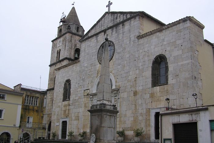 centro-storico-fondi-chiesa-santa-maria_i-vicoli-casa-vacanze